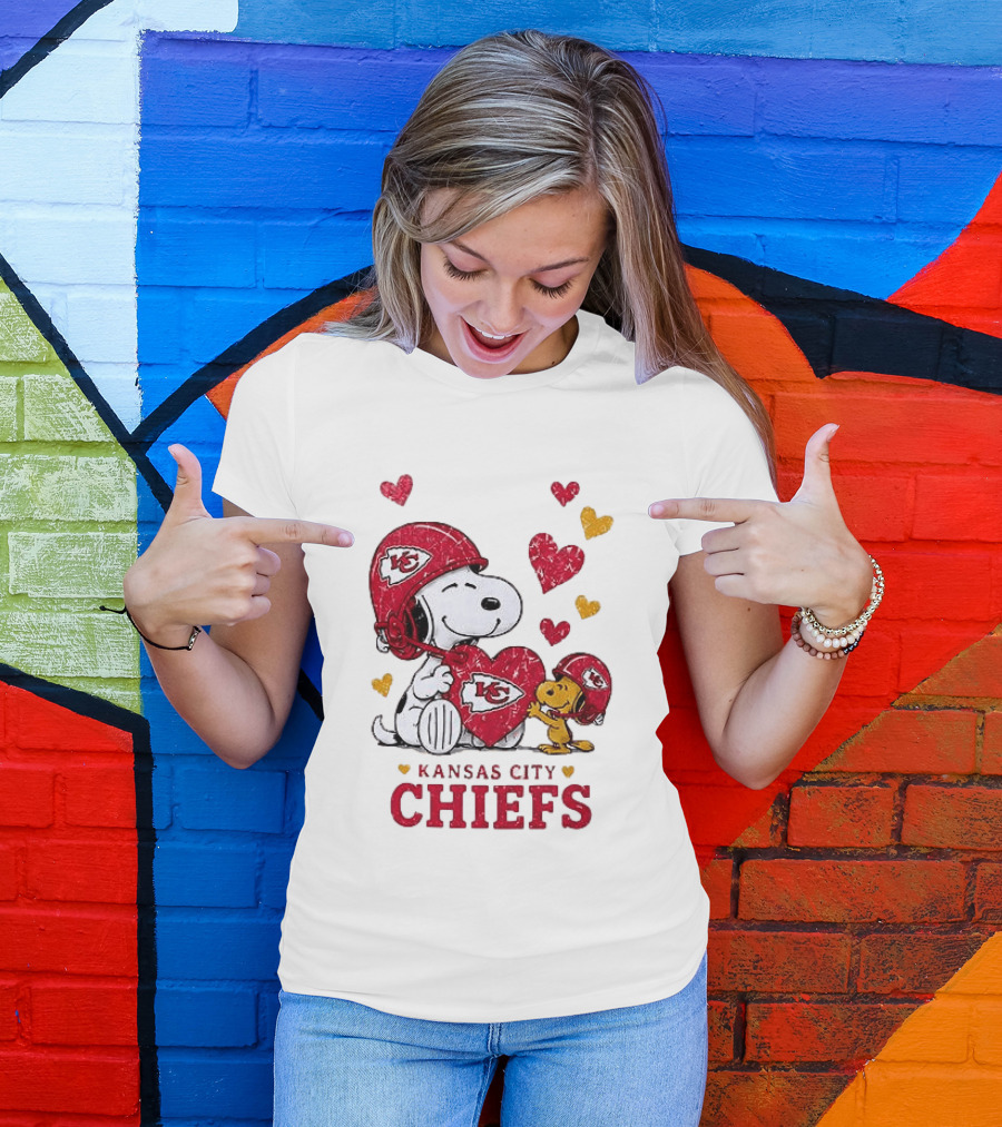 Kansas City Chiefs Peanuts Snoopy Hearts And Laughter T-Shirt