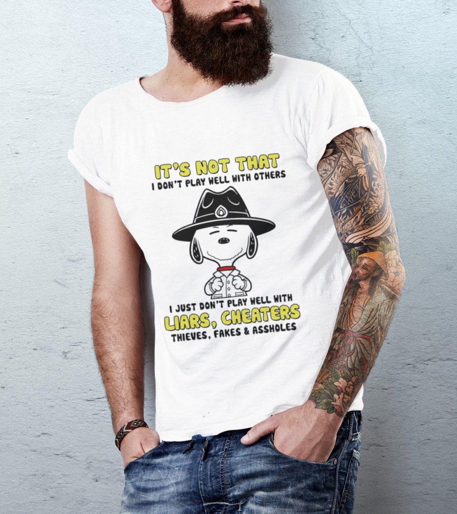 Snoopy It's Not That I Don't Play Well With Others Just Don't Play Well With Liars Cheaters Thieves Fakes & Assholes T-Shirt