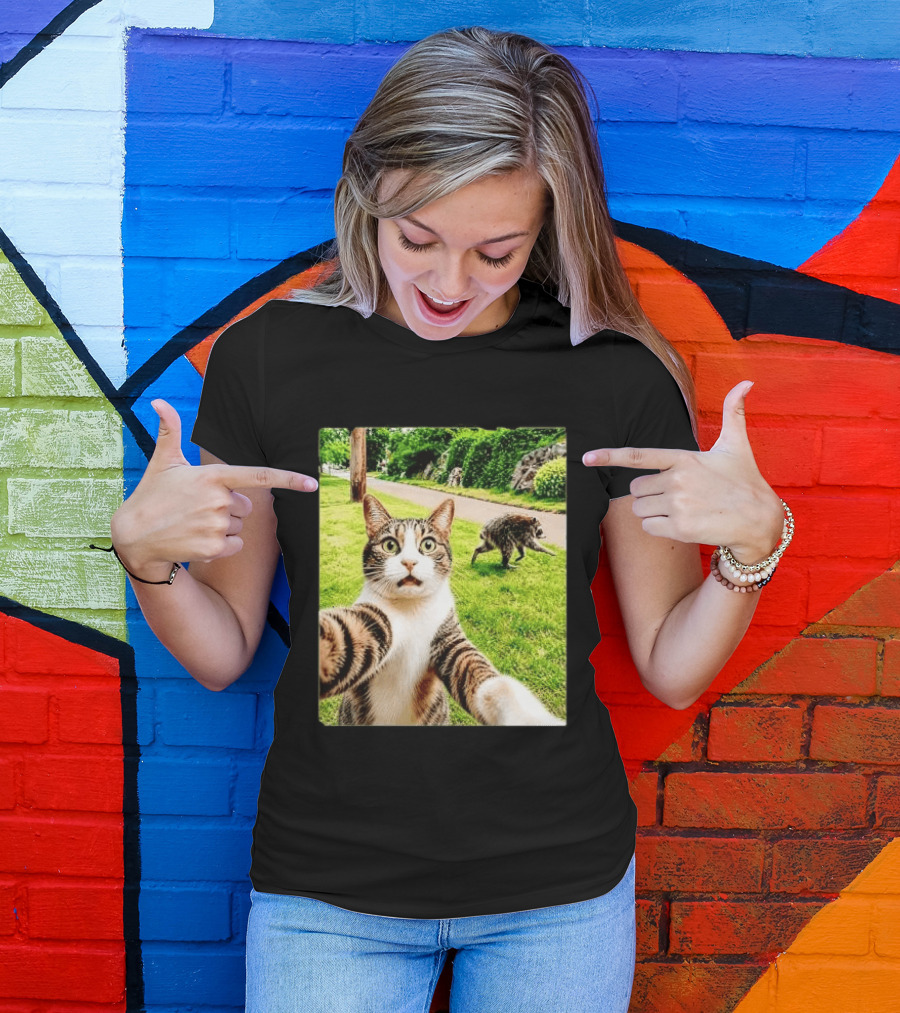 Shocked Face Tabby Cat Taking Selfie With Running Raccoon On Lawn Road T-Shirt