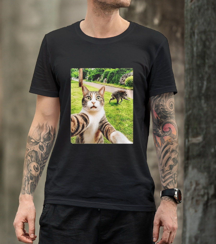 Shocked Face Tabby Cat Taking Selfie With Running Raccoon On Lawn Road T-Shirt