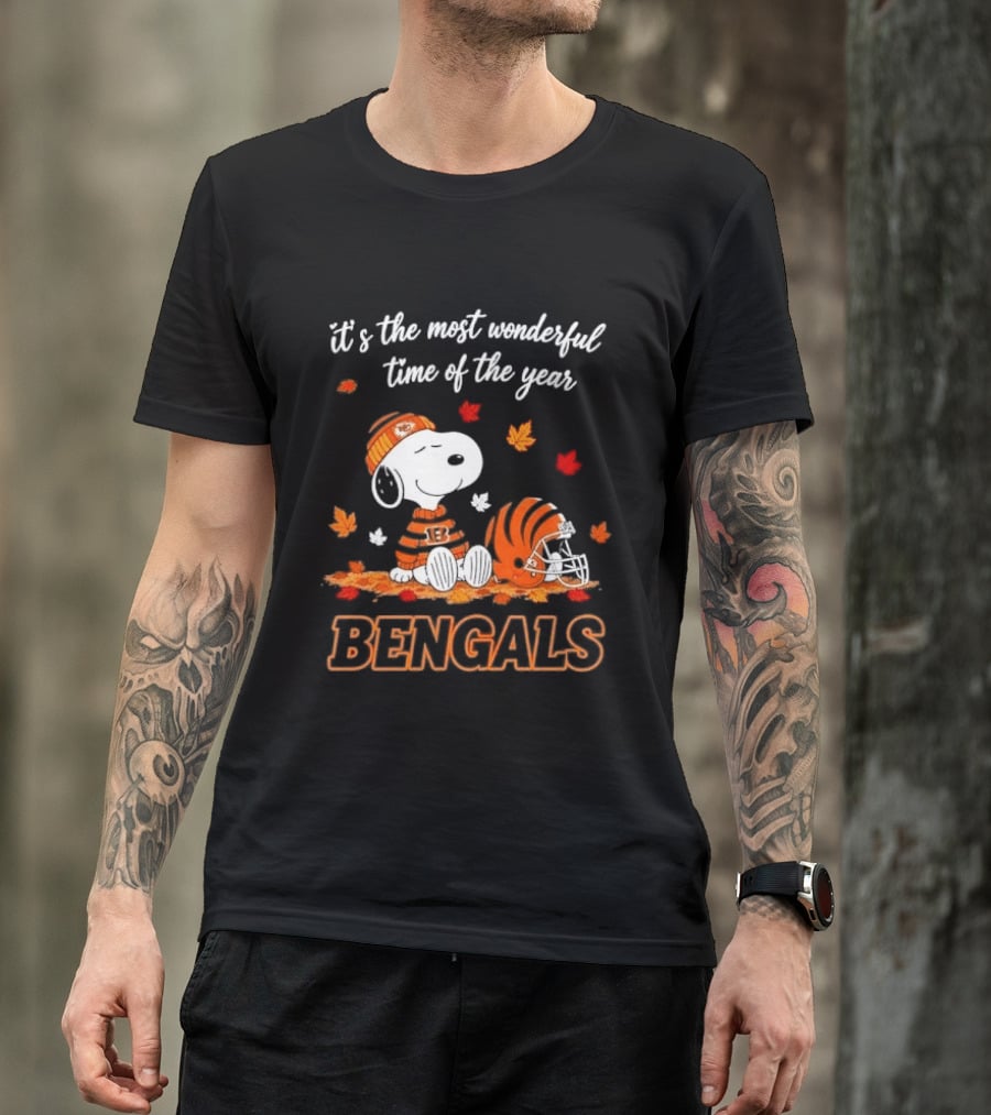 It's The Most Wonderful Time Of The Year Snoopy Bengals Leaves Helmet T-Shirt