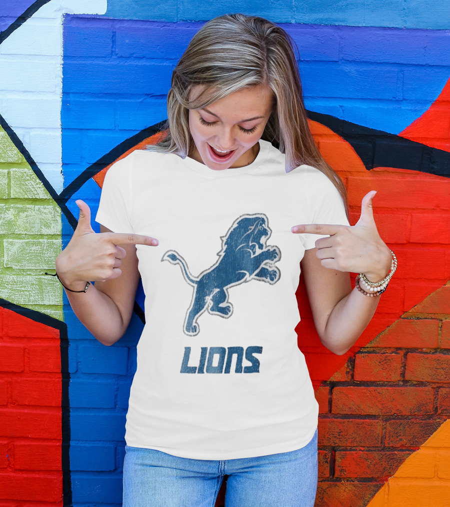 Detroit Lions Distressed Blue Leaping Lion Vintage Team Spirit T-Shirt