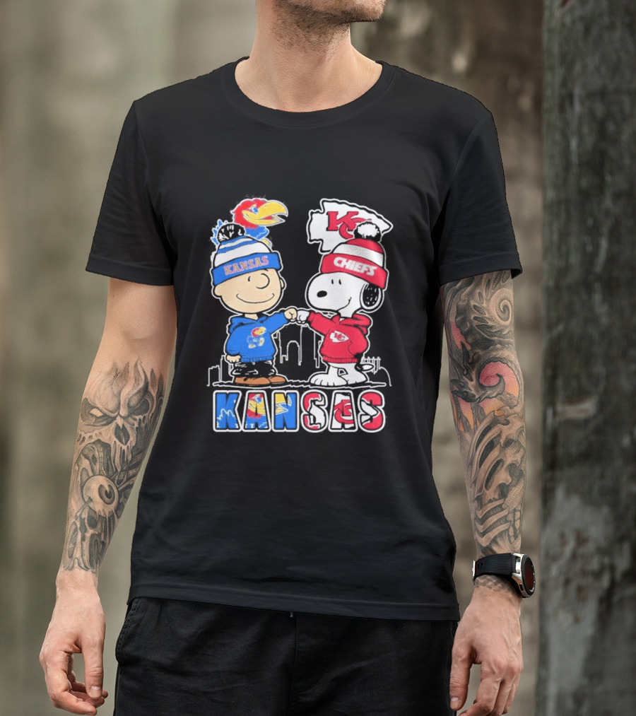Kansas Jayhawks Kansas City Chiefs Peanuts Christmas 2025 Snoopy And Woodstock Fist Bump T-Shirt