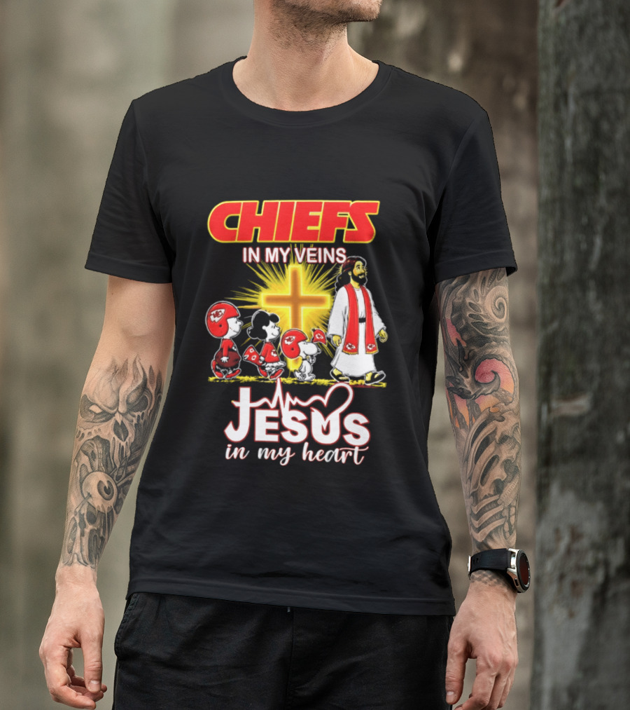 Chiefs In My Veins Jesus In My Heart Snoopy And Charlie Football T-Shirt