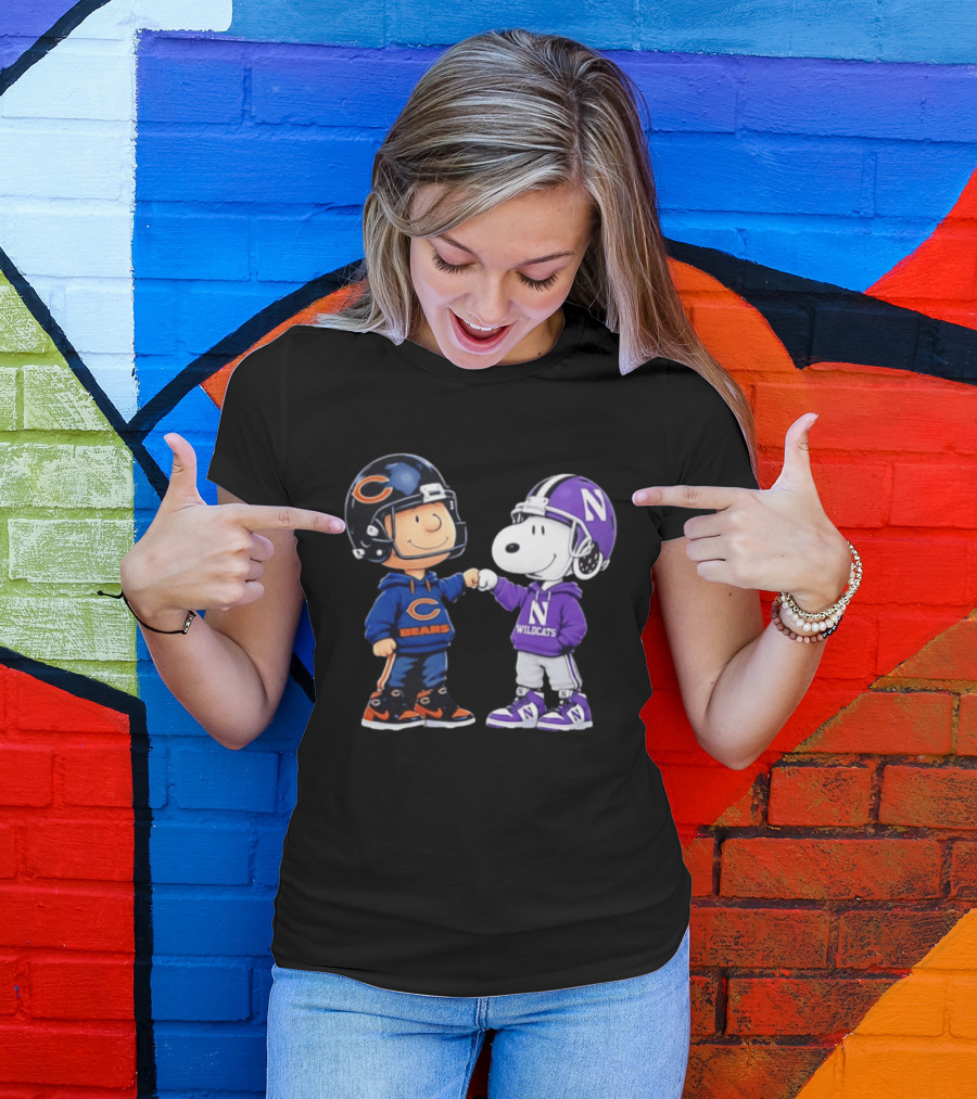 Peanuts Collaboration Chicago Bears Northwestern Wildcats Fist Bump Charlie Brown Snoopy Football Fans T-Shirt