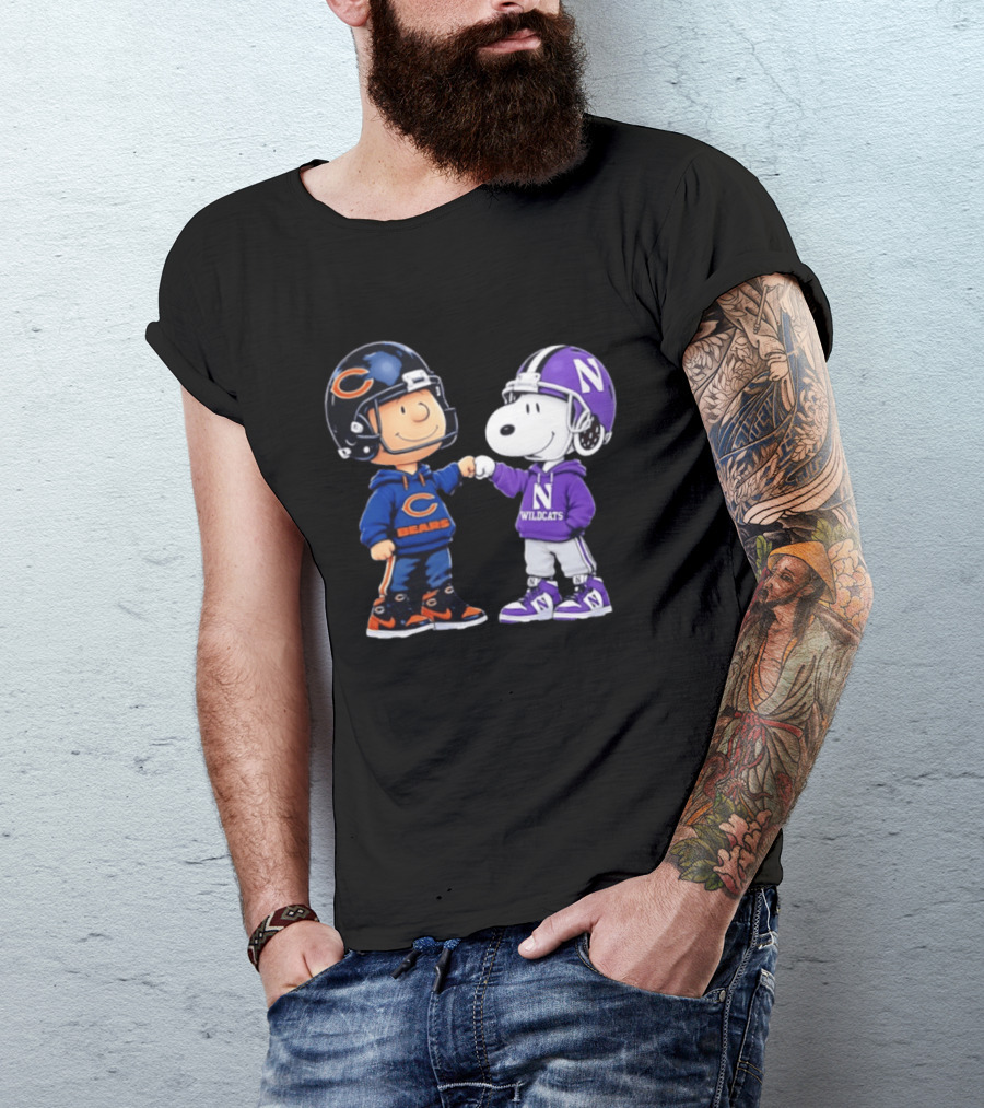 Peanuts Collaboration Chicago Bears Northwestern Wildcats Fist Bump Charlie Brown Snoopy Football Fans T-Shirt