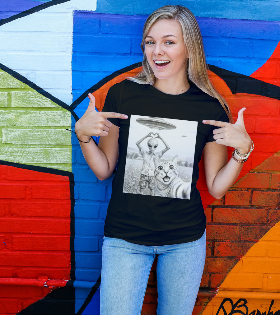 Alien And Cat Selfie UFO Extraterrestrial Meadow Scene T-Shirt