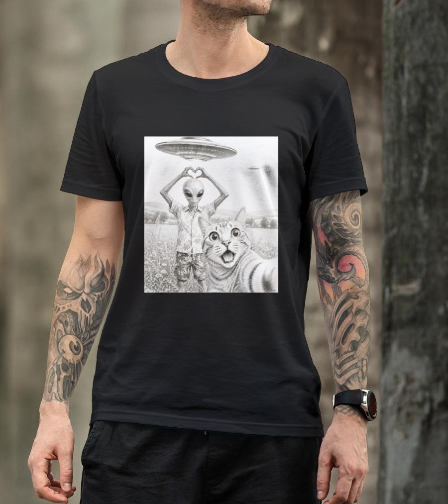 Alien And Cat Selfie UFO Extraterrestrial Meadow Scene T-Shirt
