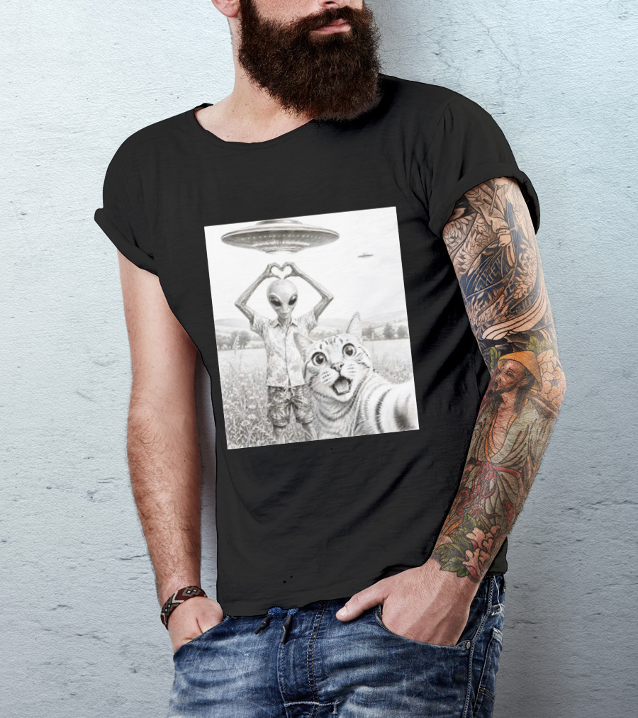 Alien And Cat Selfie UFO Extraterrestrial Meadow Scene T-Shirt