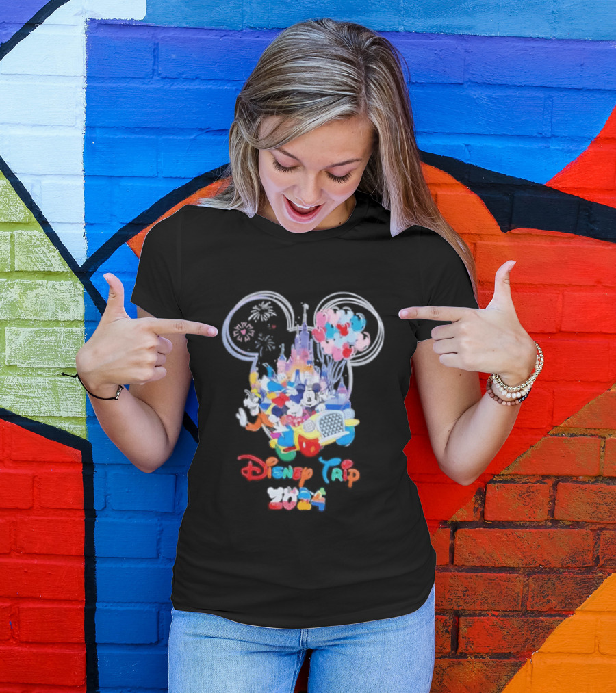 Disney Trip 2024 Mickey Mouse Donald Duck Goofy Minnie Castle Fireworks T-Shirt