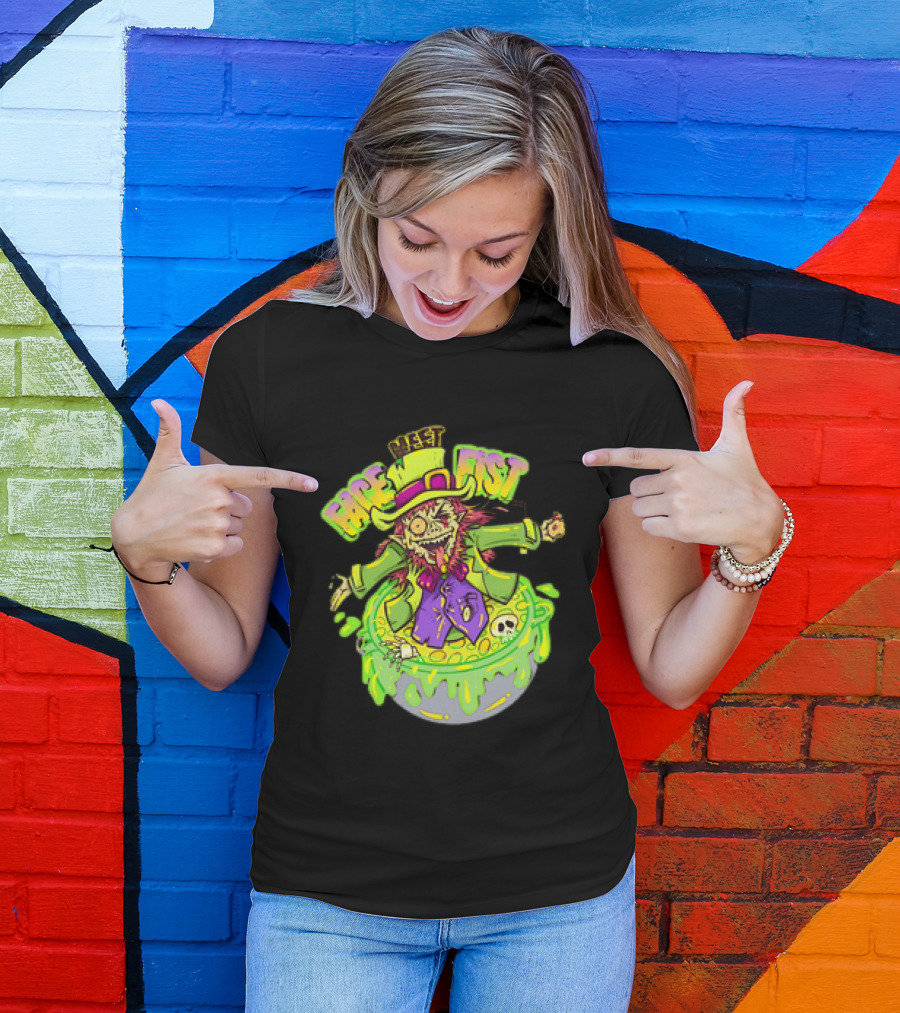 Face Meet Fist Leprechaun St Patrick's Day Cauldron Green Slime Skull T-Shirt