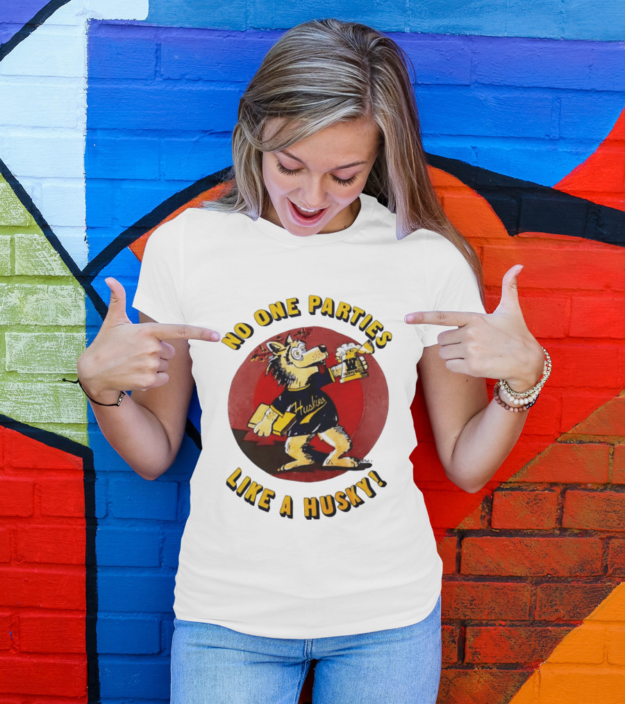 LB81 Wolf Drinking Beer And Carrying Book No One Parties Like A Husky Huskies T-Shirt
