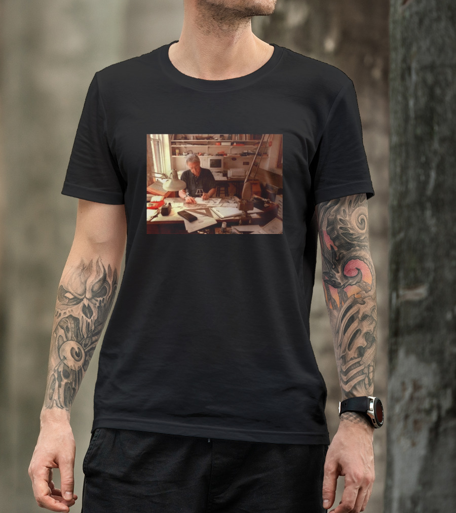 Pat Oliphant Cartoonist In Studio Drawing And Sketching T-Shirt