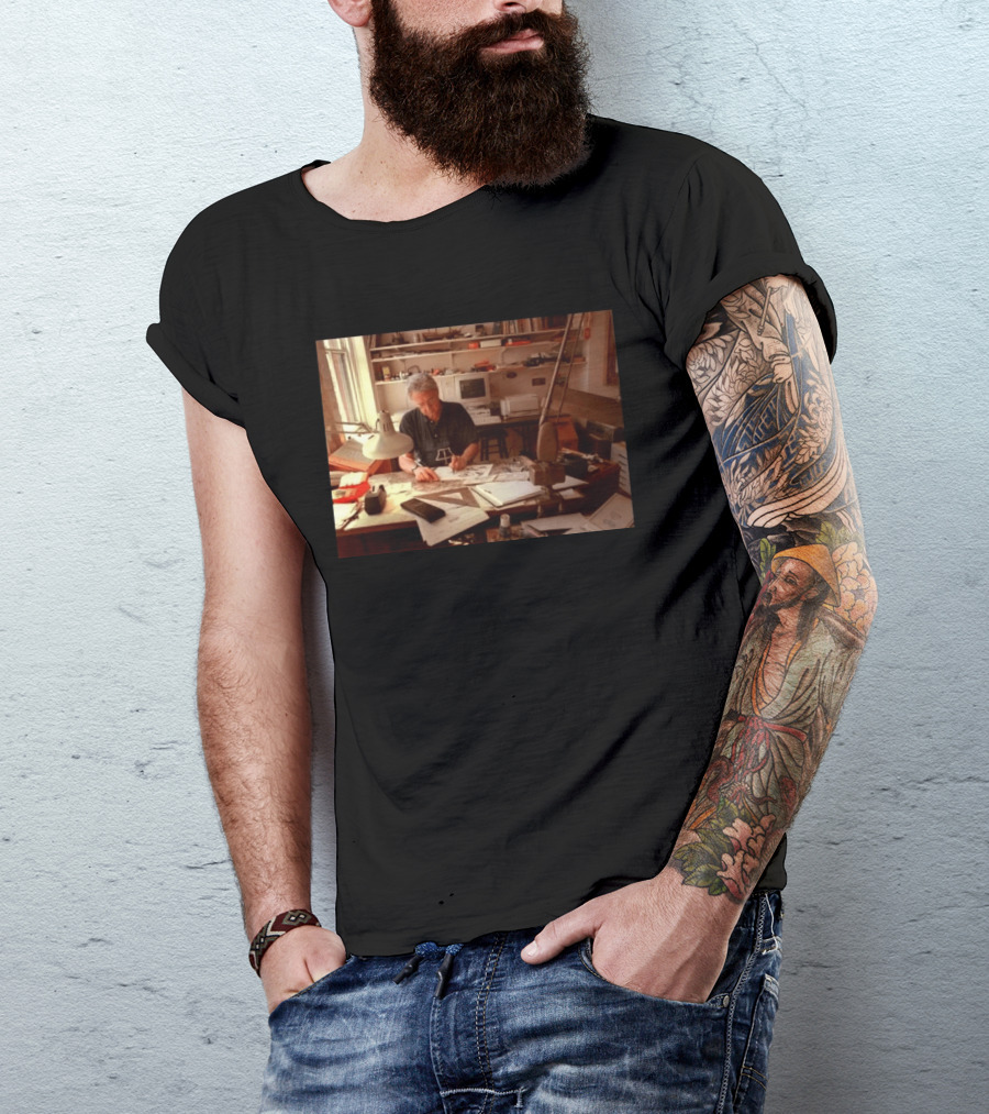 Pat Oliphant Cartoonist In Studio Drawing And Sketching T-Shirt