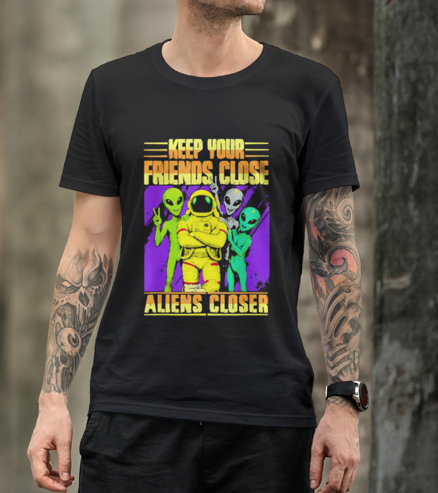 Keep Your Friends Close Aliens Closer Astronaut With Alien Friends T-Shirt