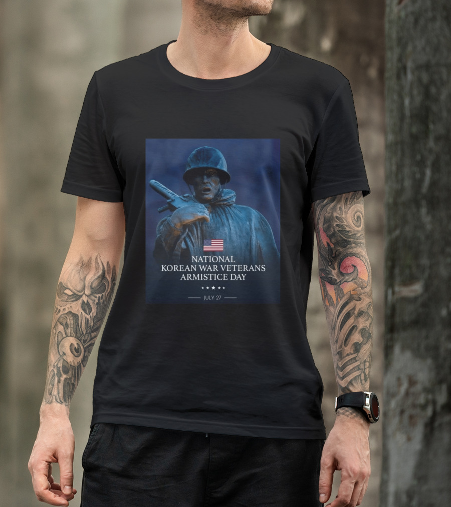 National Korean War Veterans Armistice Day July 27 Soldier Statue Display With American Flag T-Shirt