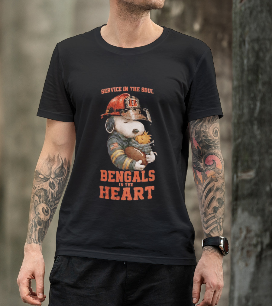 Service In The Soul Bengals In The Heart Snoopy Cincinnati Bengals Firefighter Hugging Woodstock T-Shirt