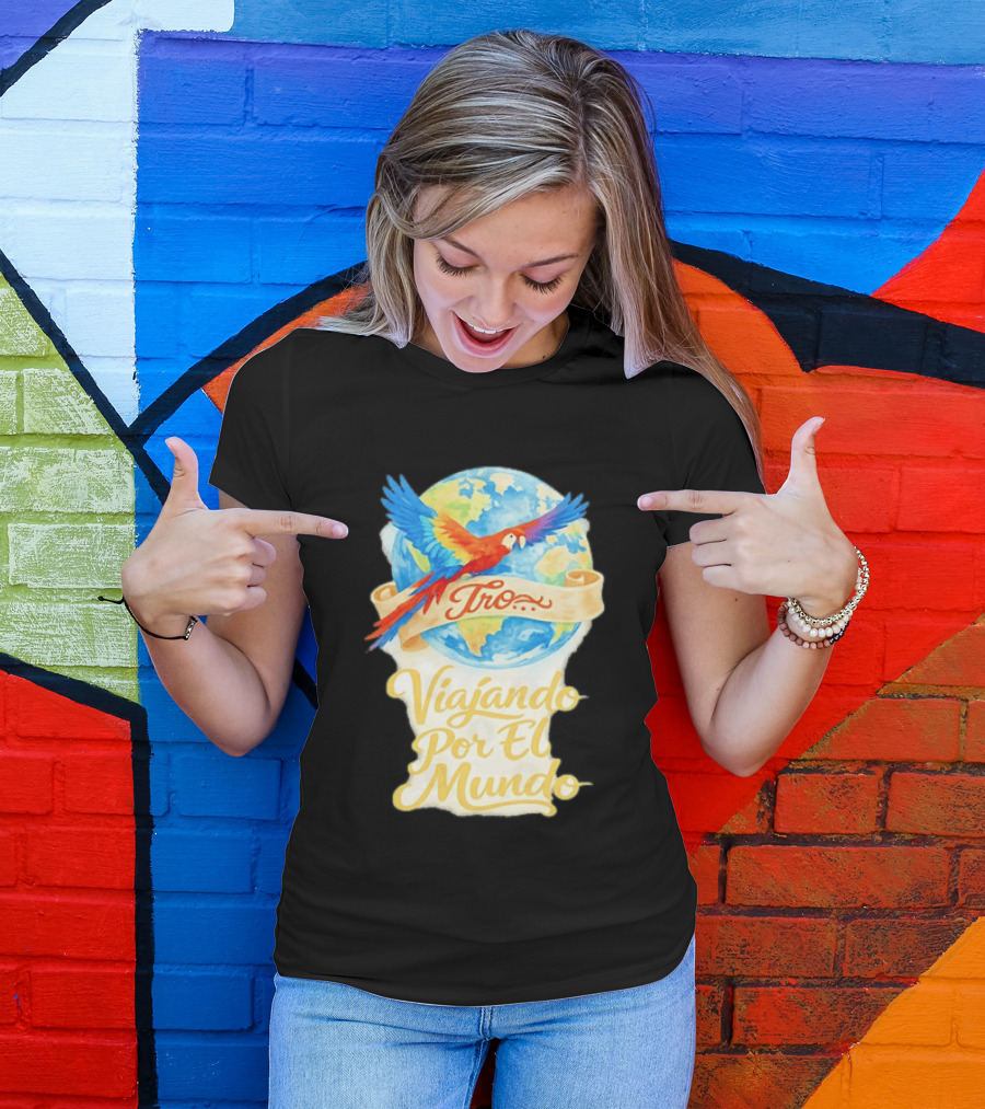 Tro Macaw Flying Across Globe Viaje Por El Mundo T-Shirt