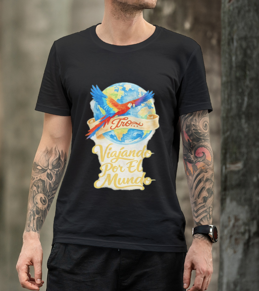 Tro Macaw Flying Across Globe Viaje Por El Mundo T-Shirt