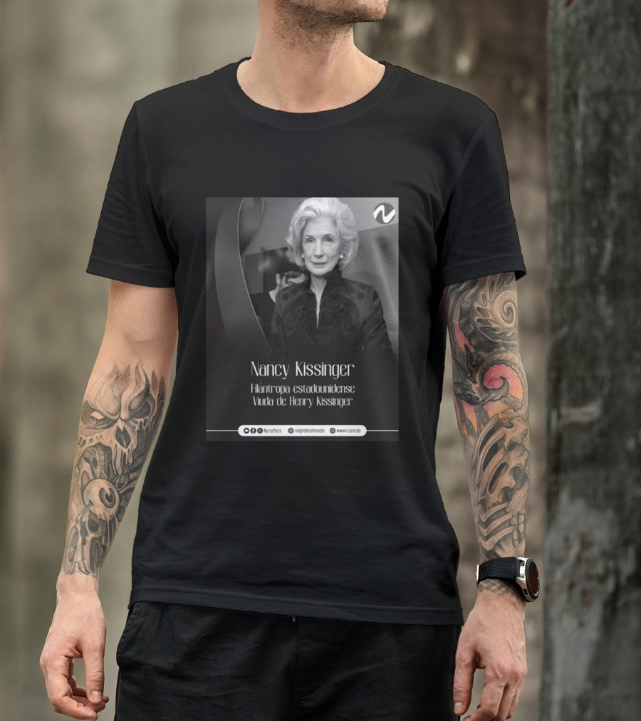 Nancy Kissinger Filántropa Estadounidense Viuda De Henry Kissinger Nuria Piera T-Shirt