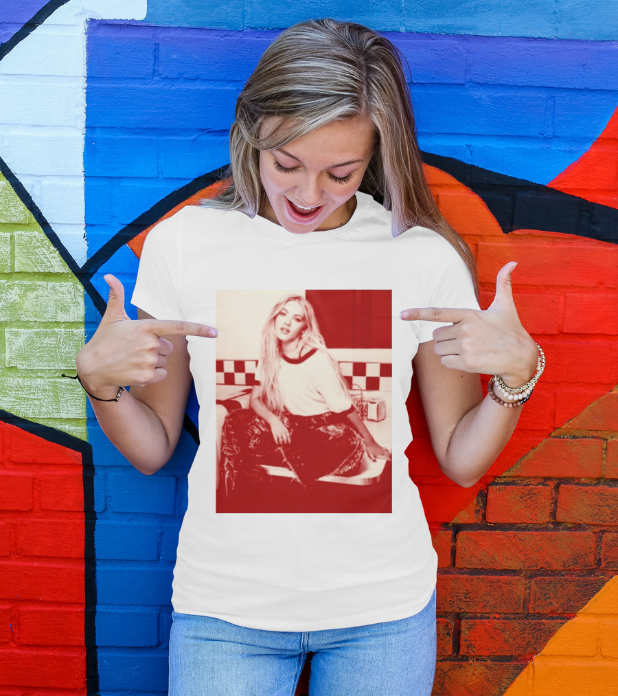 Freya Skye Store Bad Taste Photo Retro Vibe Outfit With Distressed Jeans And Casual Raglan Top In Diner Setting T-Shirt
