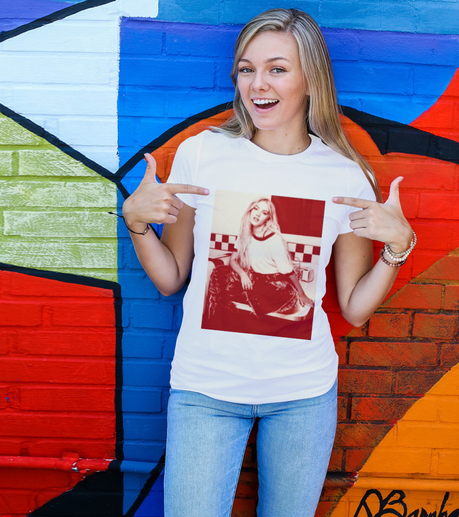 Freya Skye Store Bad Taste Photo Retro Vibe Outfit With Distressed Jeans And Casual Raglan Top In Diner Setting T-Shirt