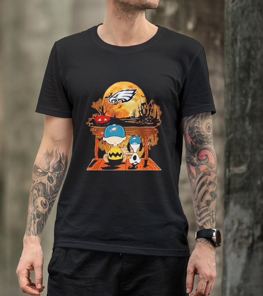 Philadelphia Eagles Halloween Charlie Brown And Snoopy Sitting With Pumpkin And Haunted House T-Shirt