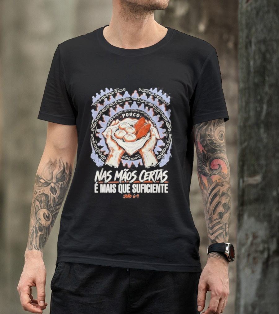Nas Mãos Certas É Mais Que Suficiente João 6 9 Mãos Segurando Pão E Peixe T-Shirt