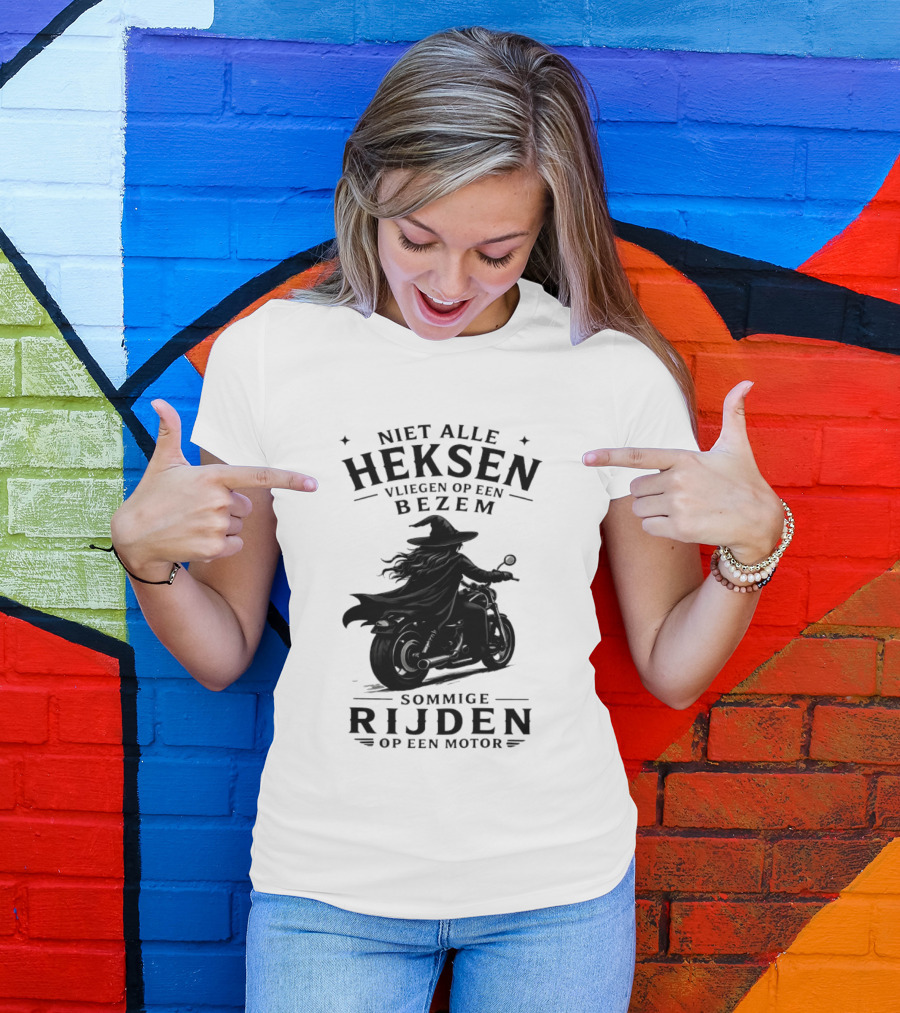 Niet Alle Heksen Vliegen Op Een Bezem Sommige Rijden Op Een Motor T-Shirt