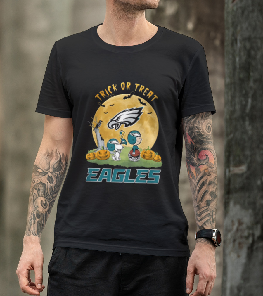 Philadelphia Eagles Trick Or Treat Snoopy Charlie Brown Full Moon Pumpkins T-Shirt