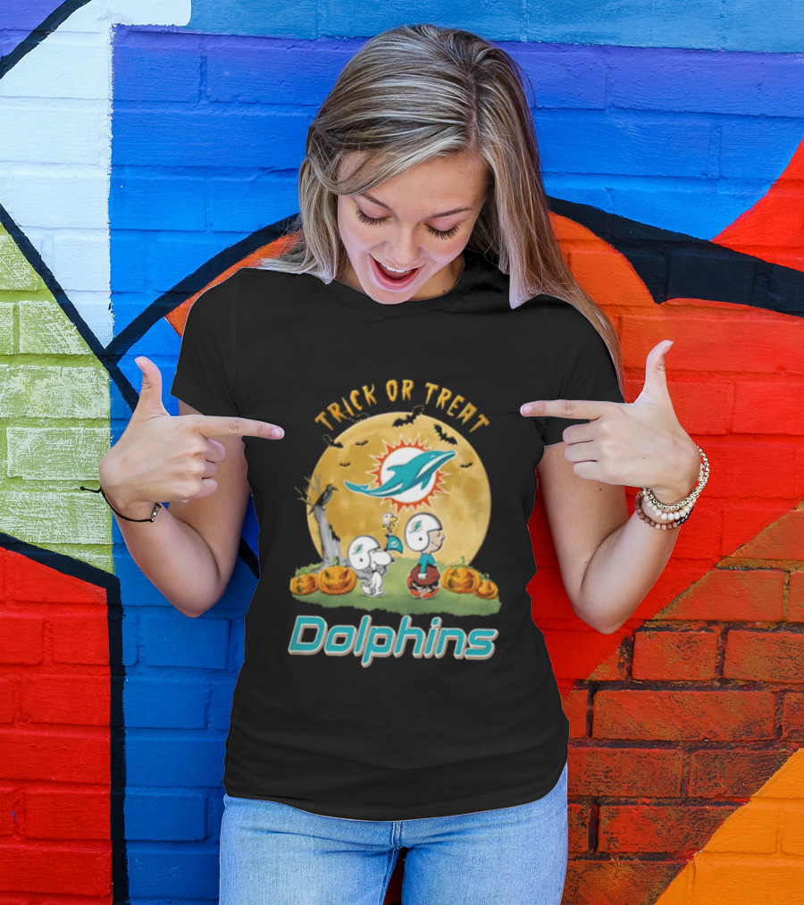 Miami Dolphins Trick Or Treat Charlie Brown Snoopy Full Moon Pumpkins T-Shirt
