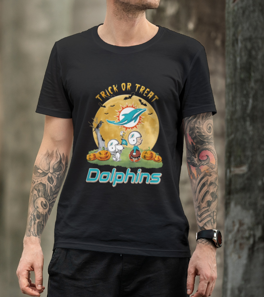 Miami Dolphins Trick Or Treat Charlie Brown Snoopy Full Moon Pumpkins T-Shirt