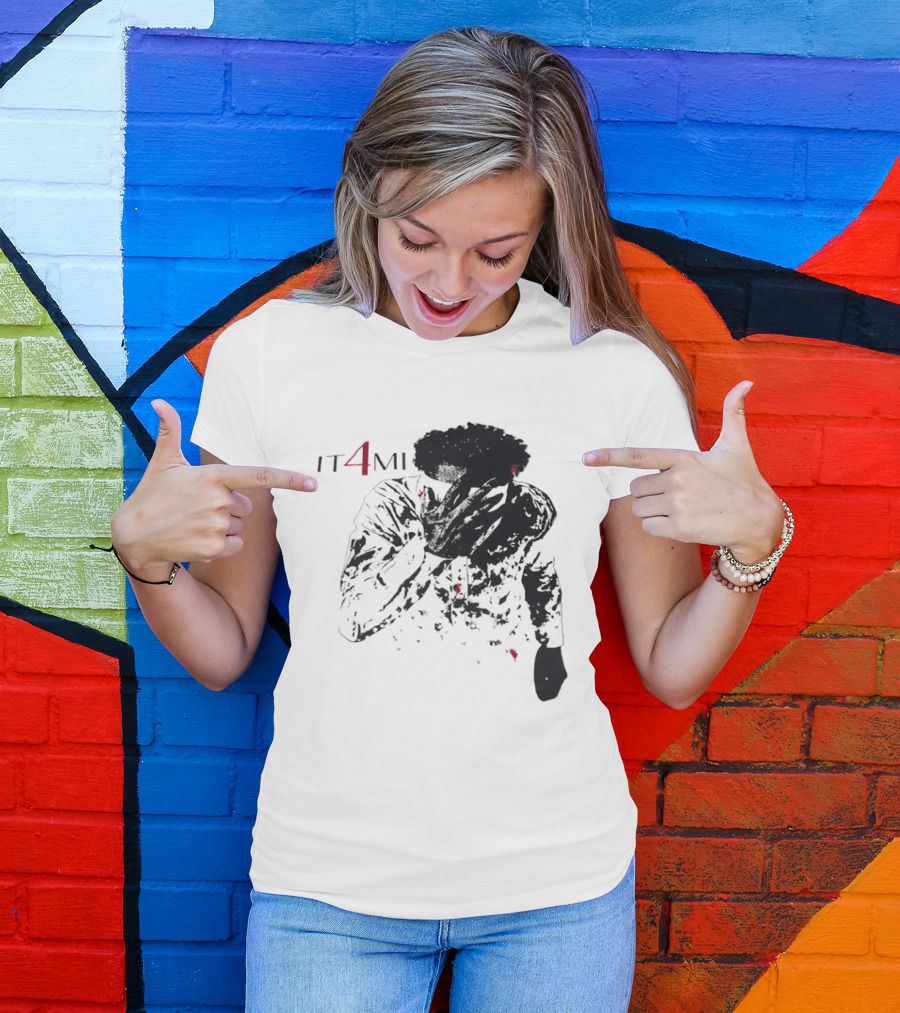 IT 4 MI Character Holding Face Visual T-Shirt
