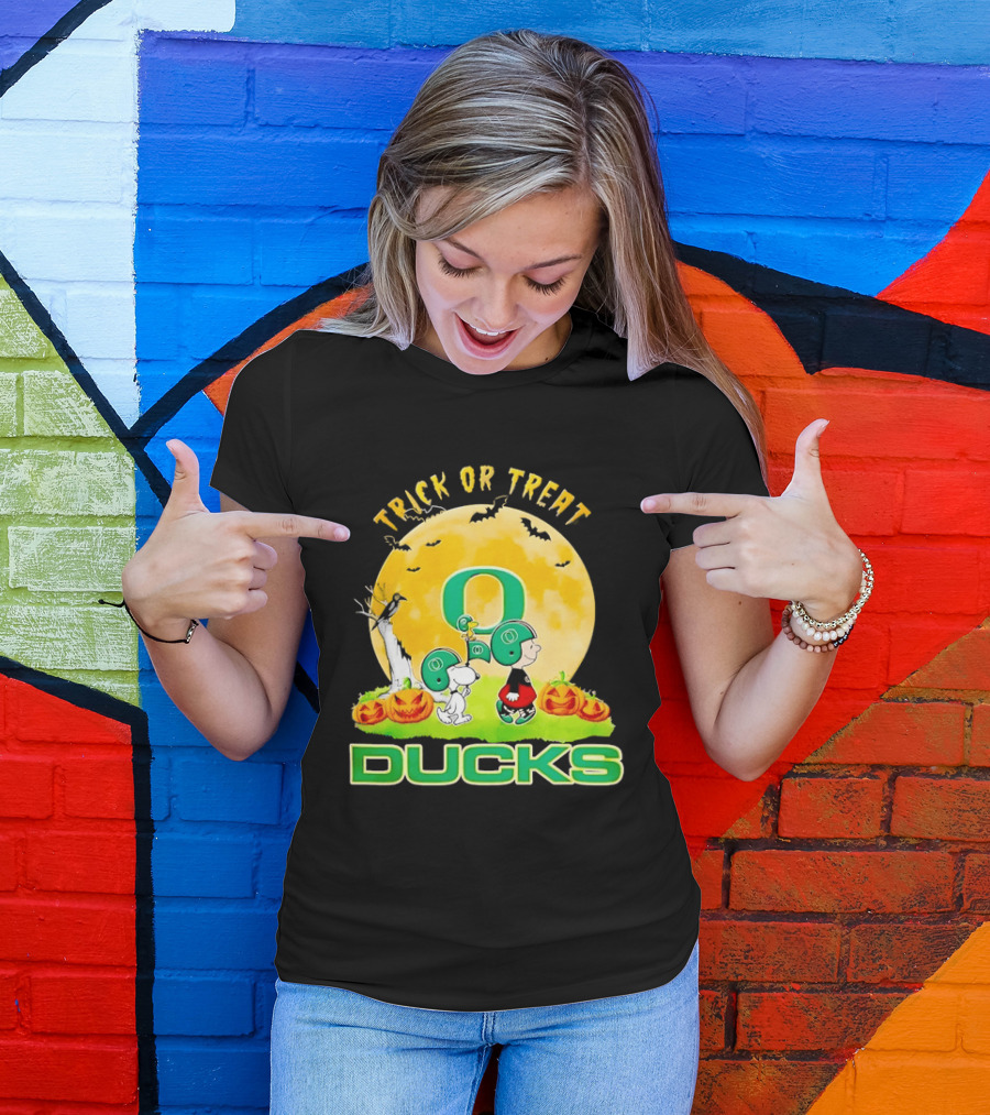 Oregon Ducks Charlie Brown Snoopy Halloween Trick Or Treat T-Shirt