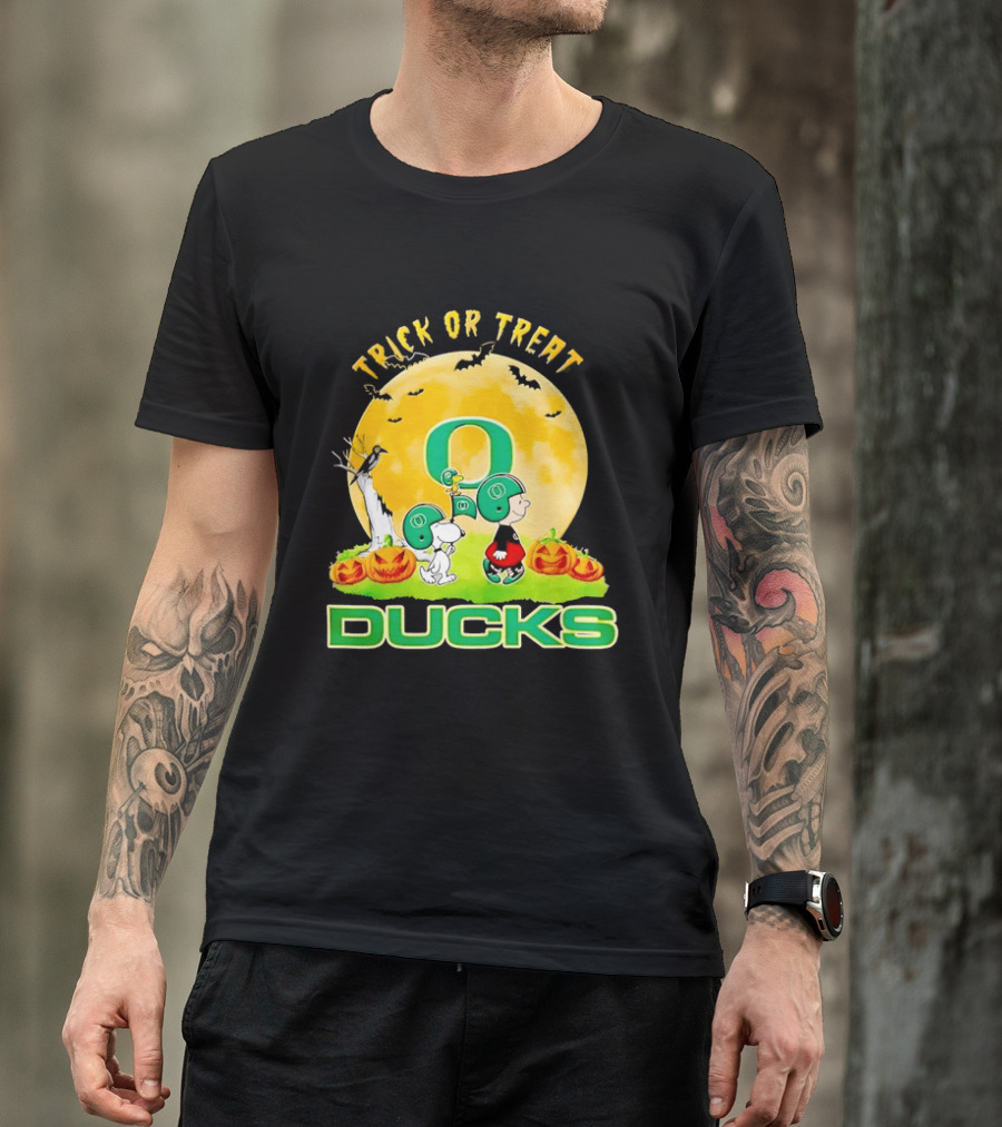 Oregon Ducks Charlie Brown Snoopy Halloween Trick Or Treat T-Shirt