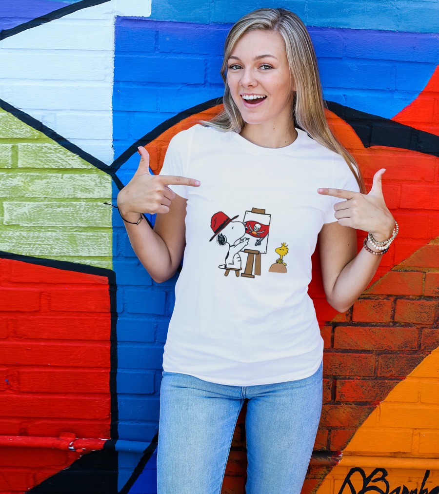 Buccaneers Painting Snoopy With Easel And Woodstock T-Shirt