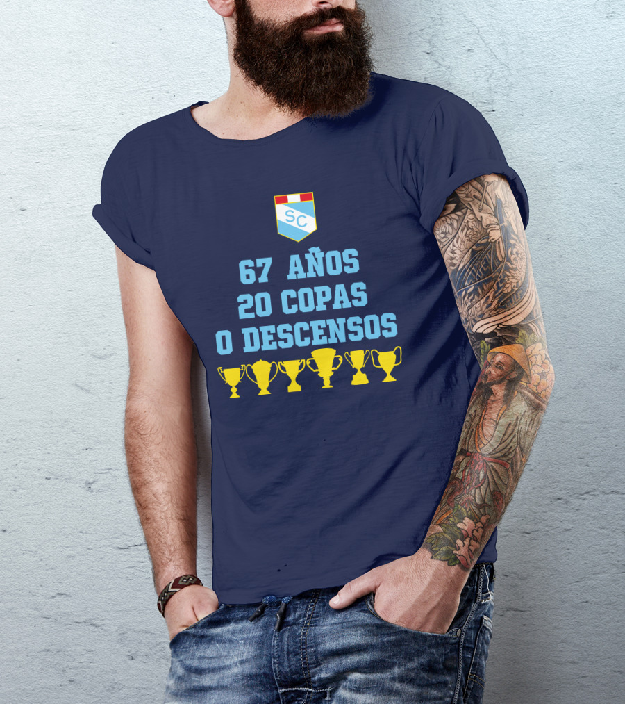 67 Años 20 Copas 0 Descensos SC Shield With Trophy Icons T-Shirt