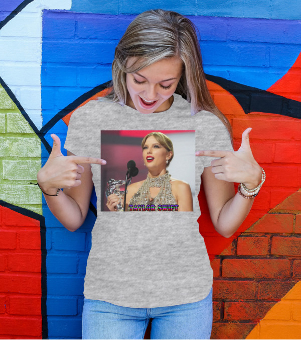 TAYLOR SWIFT SINGER SONGWRITER AWARD MOMENT T-Shirt