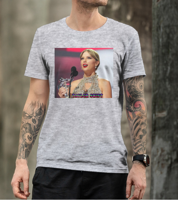 TAYLOR SWIFT SINGER SONGWRITER AWARD MOMENT T-Shirt