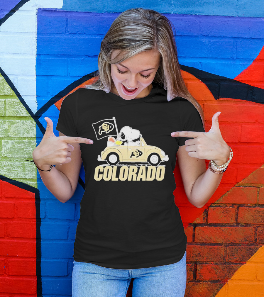 Snoopy And Woodstock Drive Colorado Buffaloes Car With Flag T-Shirt