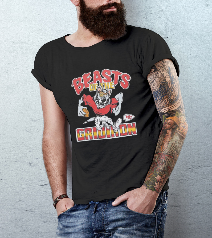 Kansas City Chiefs Beasts Of The Gridiron Wolf Holding Football T-Shirt