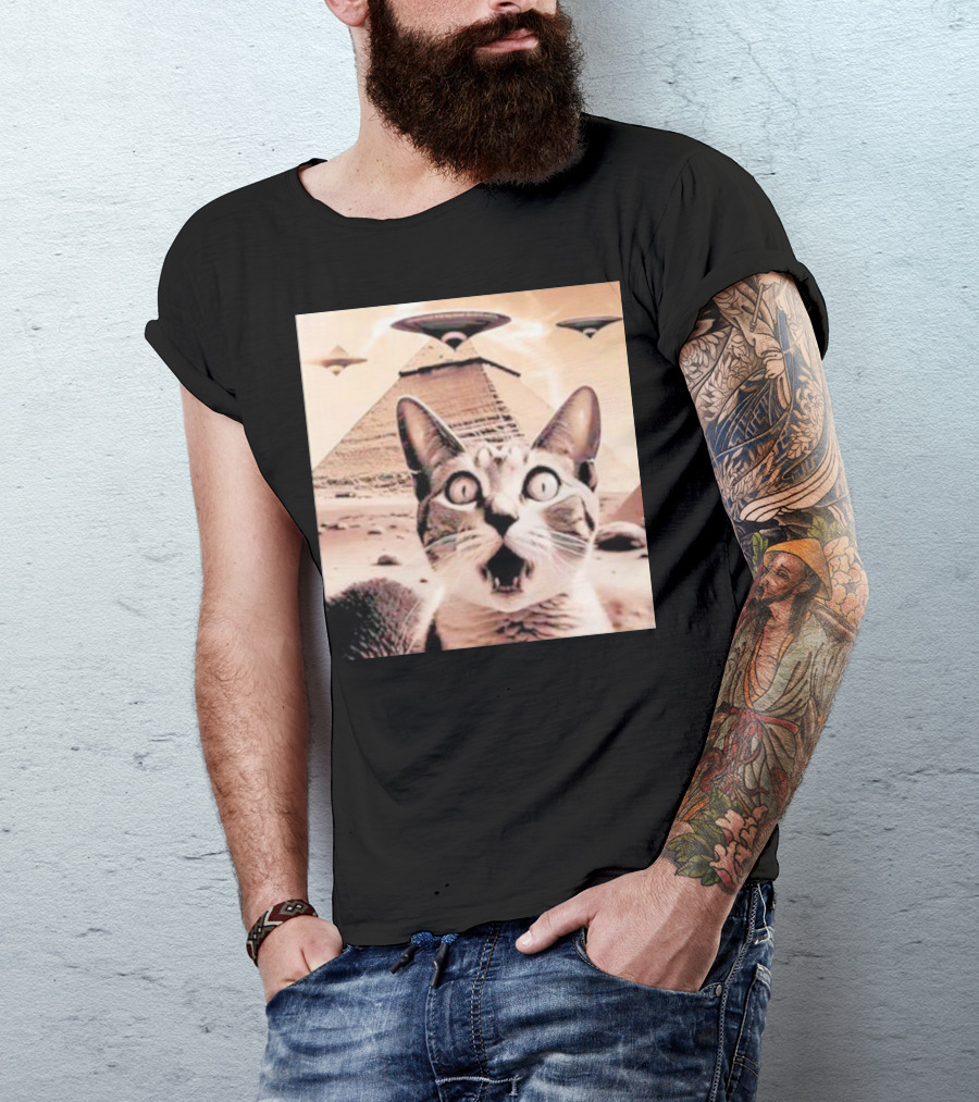 Funny Cat UFO Encounter At Egypt Pyramids T-Shirt