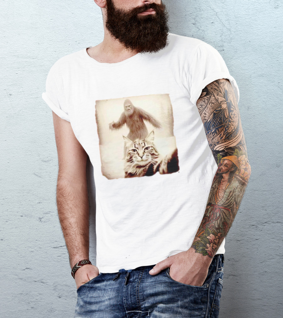 Bigfoot Photobombing Cat Selfie T-Shirt