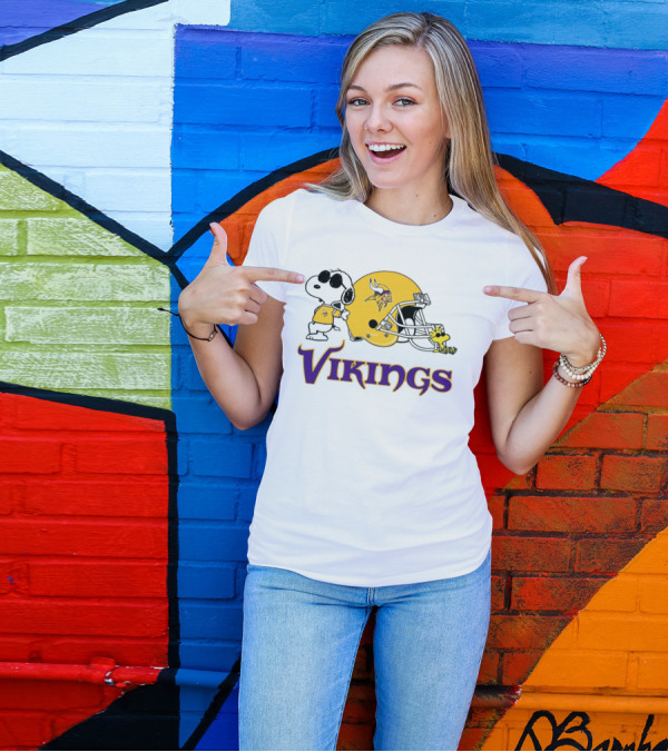 Minnesota Vikings Snoopy Woodstock Helmet T-Shirt