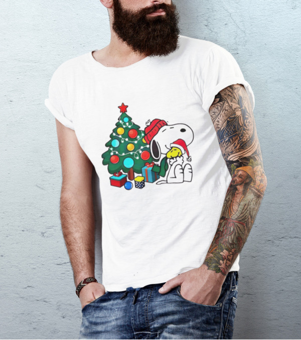 Peanuts Snoopy With Woodstock And Christmas Tree And Gifts T-Shirt