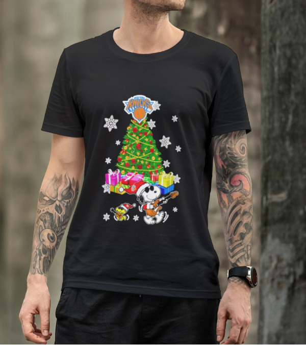 New York Knicks Snoopy Woodstock Christmas Tree Gifts Snowflakes T-Shirt