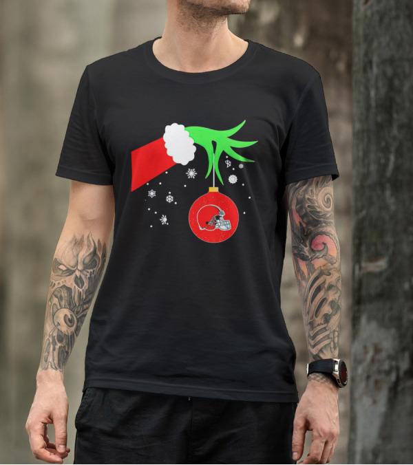 The Grinch Holding Cleveland Browns Ornament With Snowflakes T-Shirt