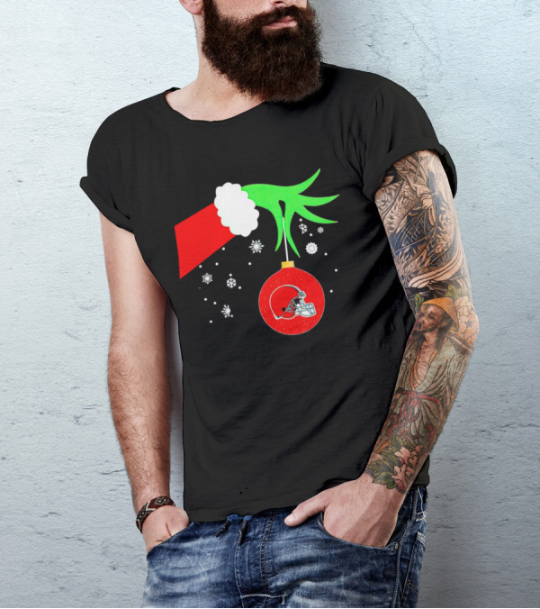 The Grinch Holding Cleveland Browns Ornament With Snowflakes T-Shirt