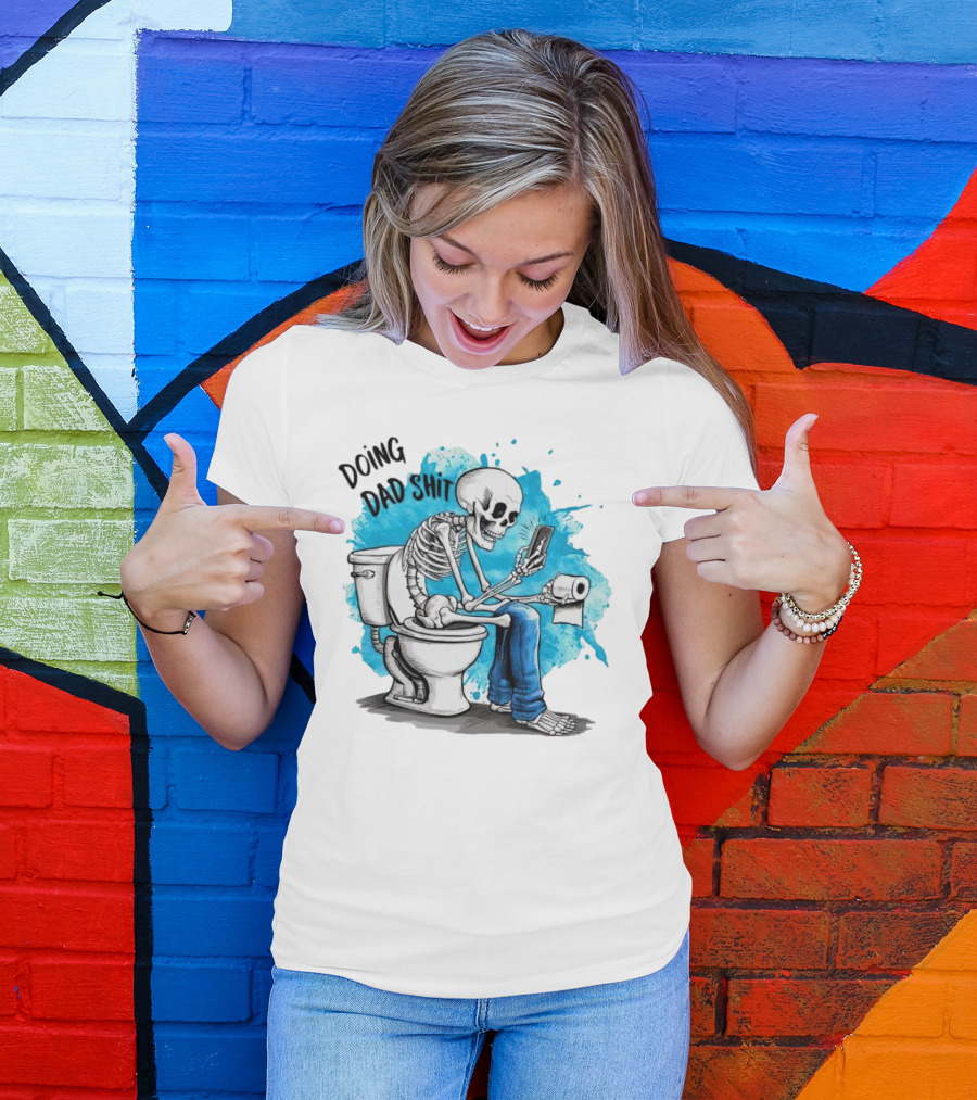 Skeleton Doing Dad Shit On Toilet With Phone And Toilet Paper T-Shirt