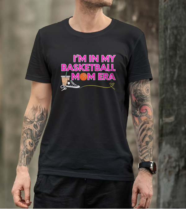 I'm In My Basketball Mom Era Sneakers Coffee Schlüsselbund Herz T-Shirt